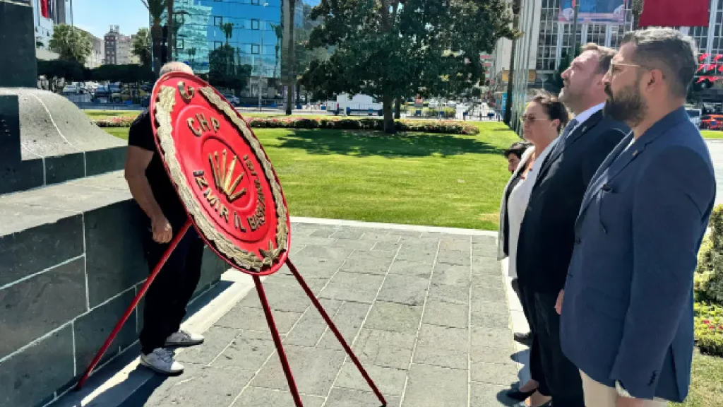 CHP İzmir, Büyük Zaferin 104. yılı için atasının huzurunda