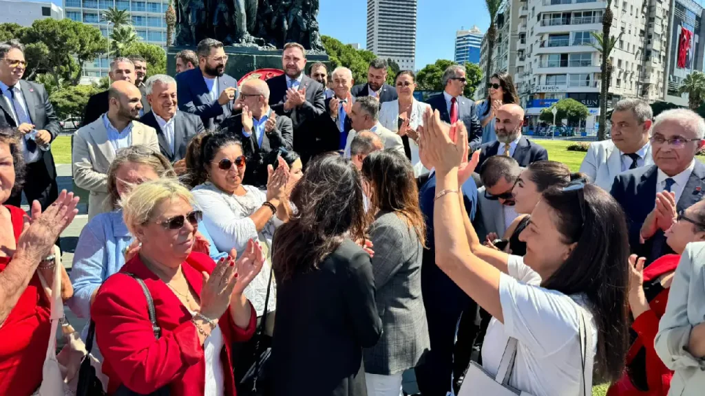 CHP İzmir, Büyük Zaferin 104. yılı için atasının huzurunda