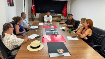 CHP İzmir İl Başkanlığı, saha çalışmalarının yanı sıra kentteki farklı
