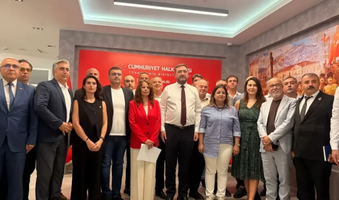 CHP İzmir İl Başkanı Utku Gümrükçü, 30 ilçe başkanıyla gerçekleştirdiği