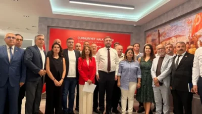 CHP İzmir İl Başkanı Utku Gümrükçü, 30 ilçe başkanıyla gerçekleştirdiği