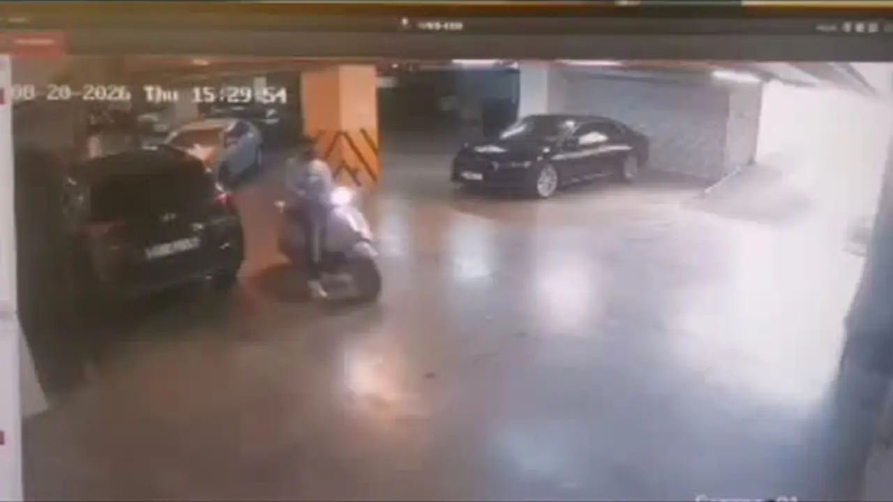 İzmir Çiğli Belediye Başkanı Onur Emrah Yıldız’ın makam aracına otoparkta