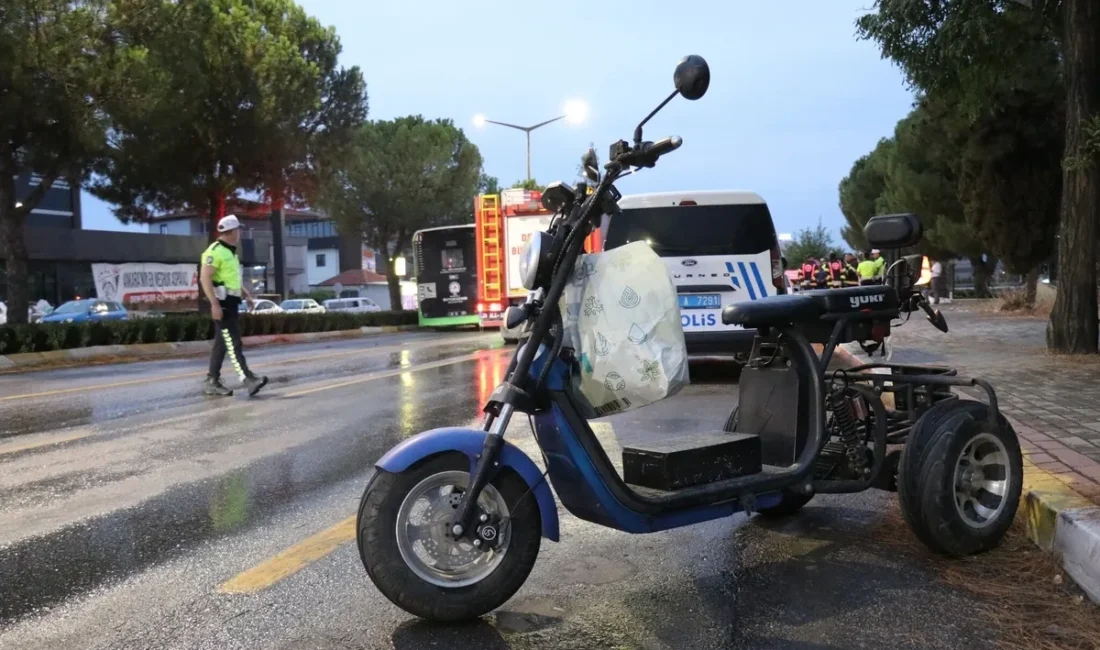 Denizli’nin Merkezefendi ilçesinde yağış nedeniyle kayganlaşan yolda devrilen 3 tekerlekli