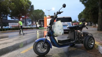 Denizli’nin Merkezefendi ilçesinde yağış nedeniyle kayganlaşan yolda devrilen 3 tekerlekli