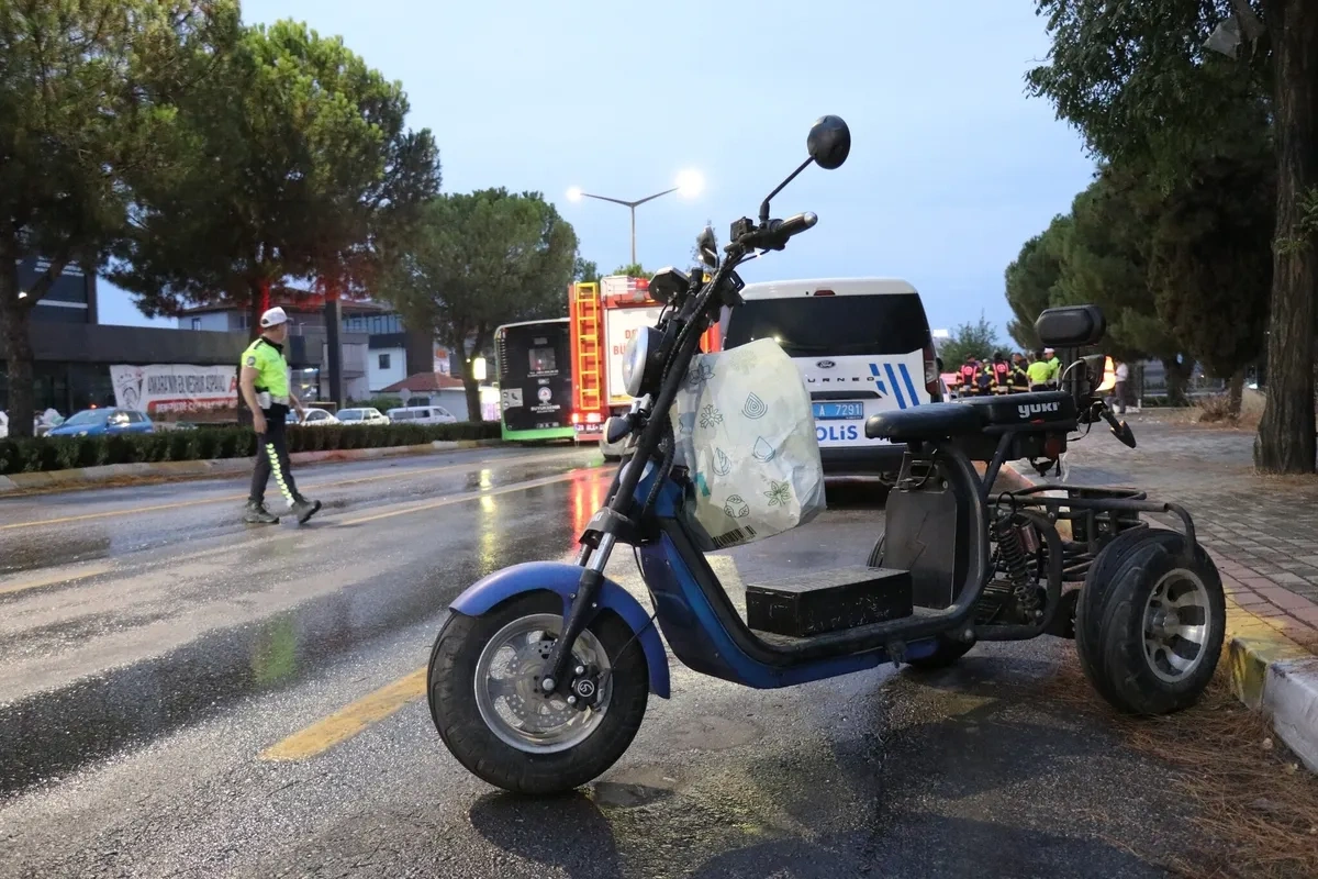 Denizli’nin Merkezefendi ilçesinde yağış nedeniyle kayganlaşan yolda devrilen 3 tekerlekli
