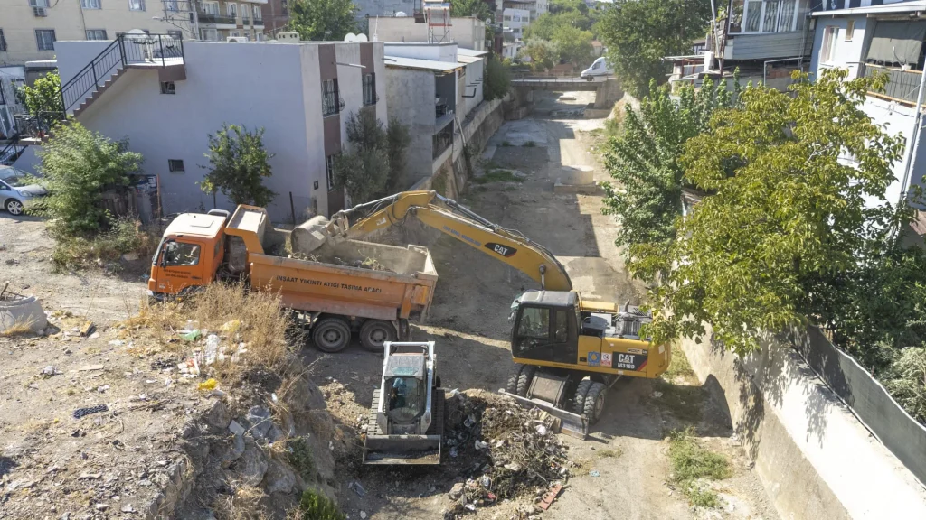 İnsan kaynaklı kirliliğe karşı duyarlılık çağrısı: Dereden Körfez’e kesintisiz temizlik