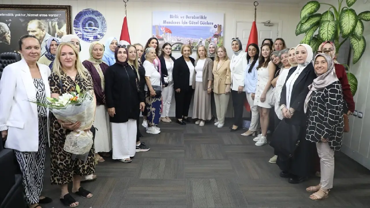 Menderes’in ilk kadın başkanı koltuğa oturdu: Asuman Şen’den birlik mesajı