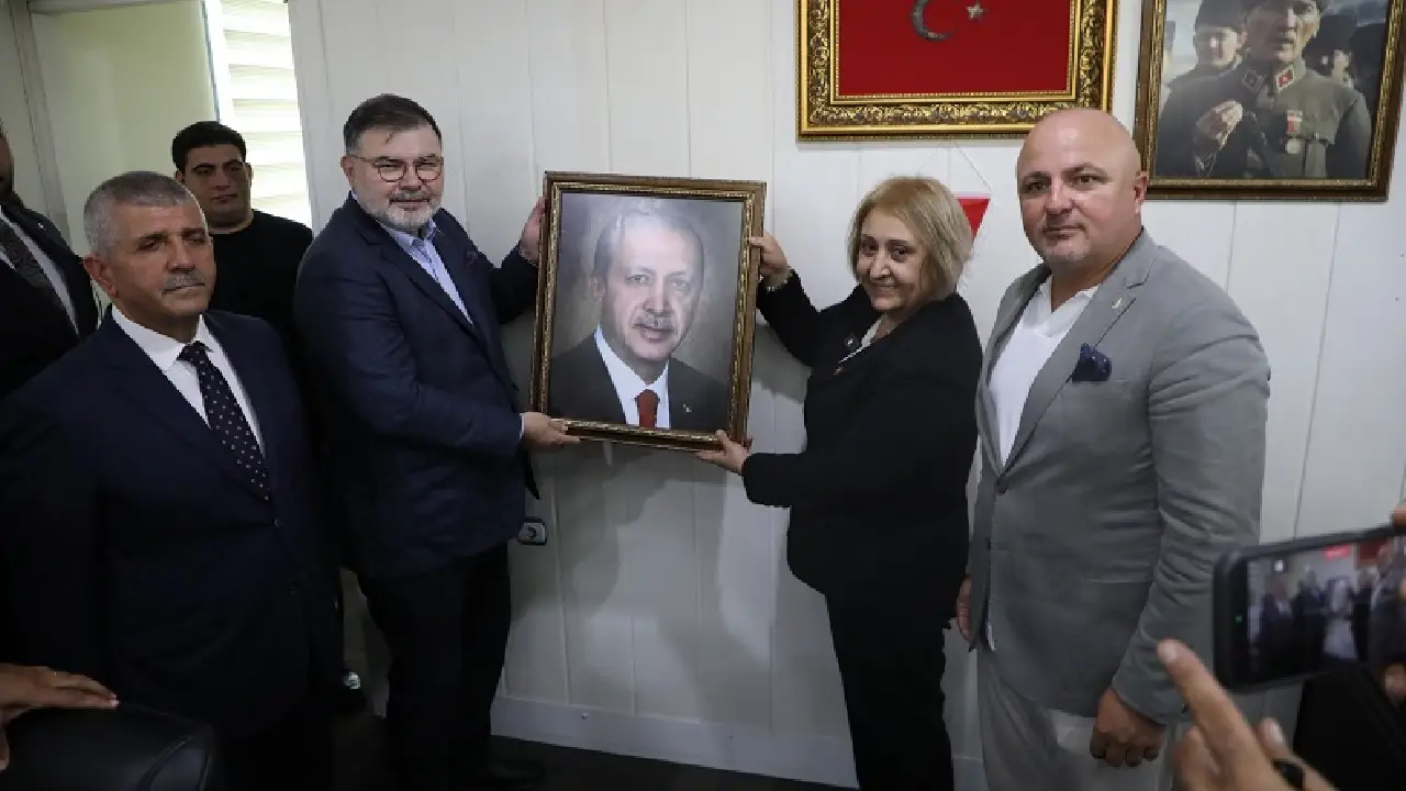 Menderes’in ilk kadın başkanı koltuğa oturdu: Asuman Şen’den birlik mesajı