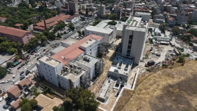 İzmir Büyükşehir Belediyesi Eşrefpaşa Hastanesi’nin yeni ek hizmet binasında inşaat