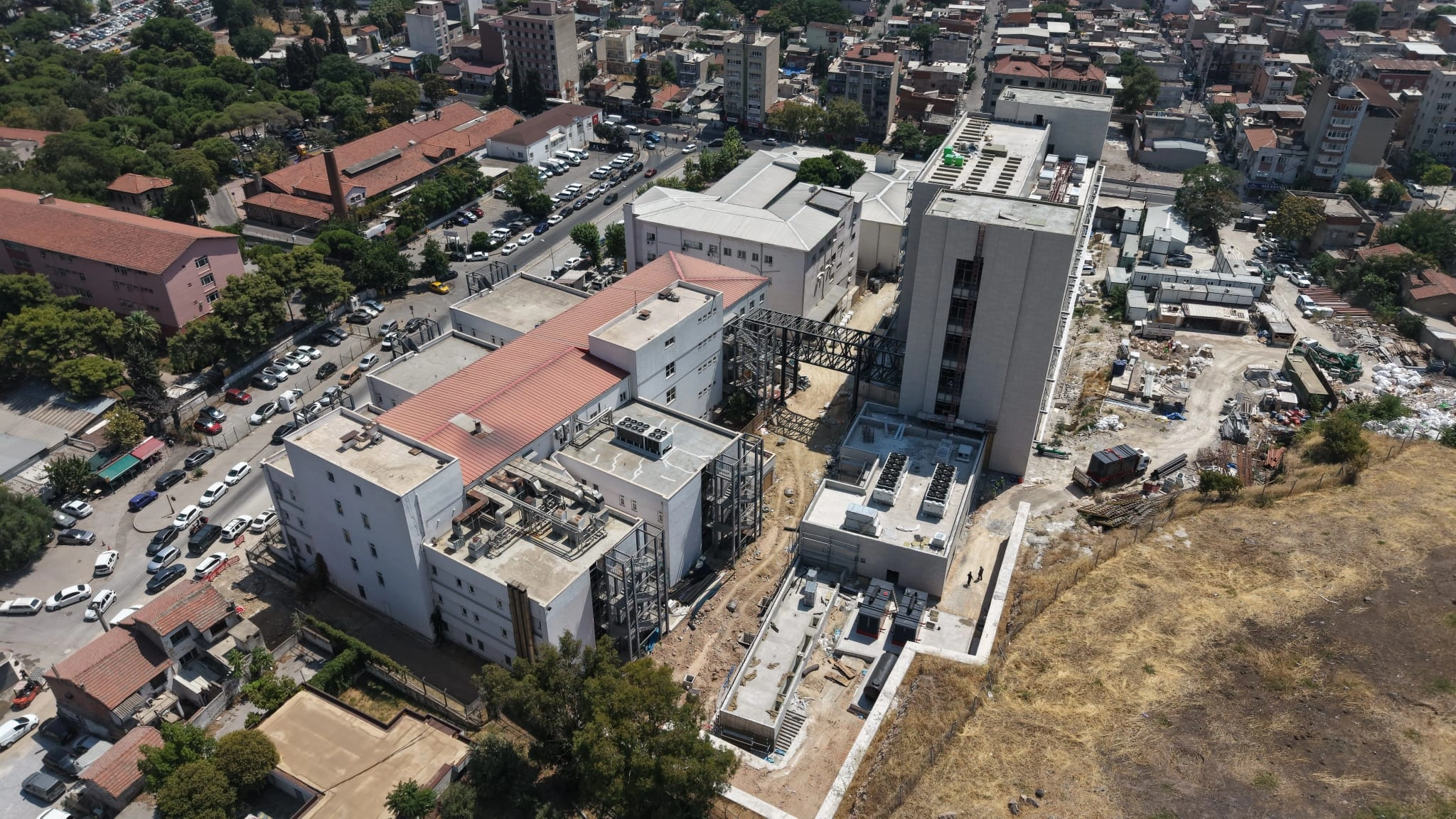 İzmir Büyükşehir Belediyesi Eşrefpaşa Hastanesi’nin yeni ek hizmet binasında inşaat