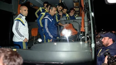 Fenerbahçe futbol takımını taşıyan otobüse 4 Nisan 2015 tarihinde Trabzon’da