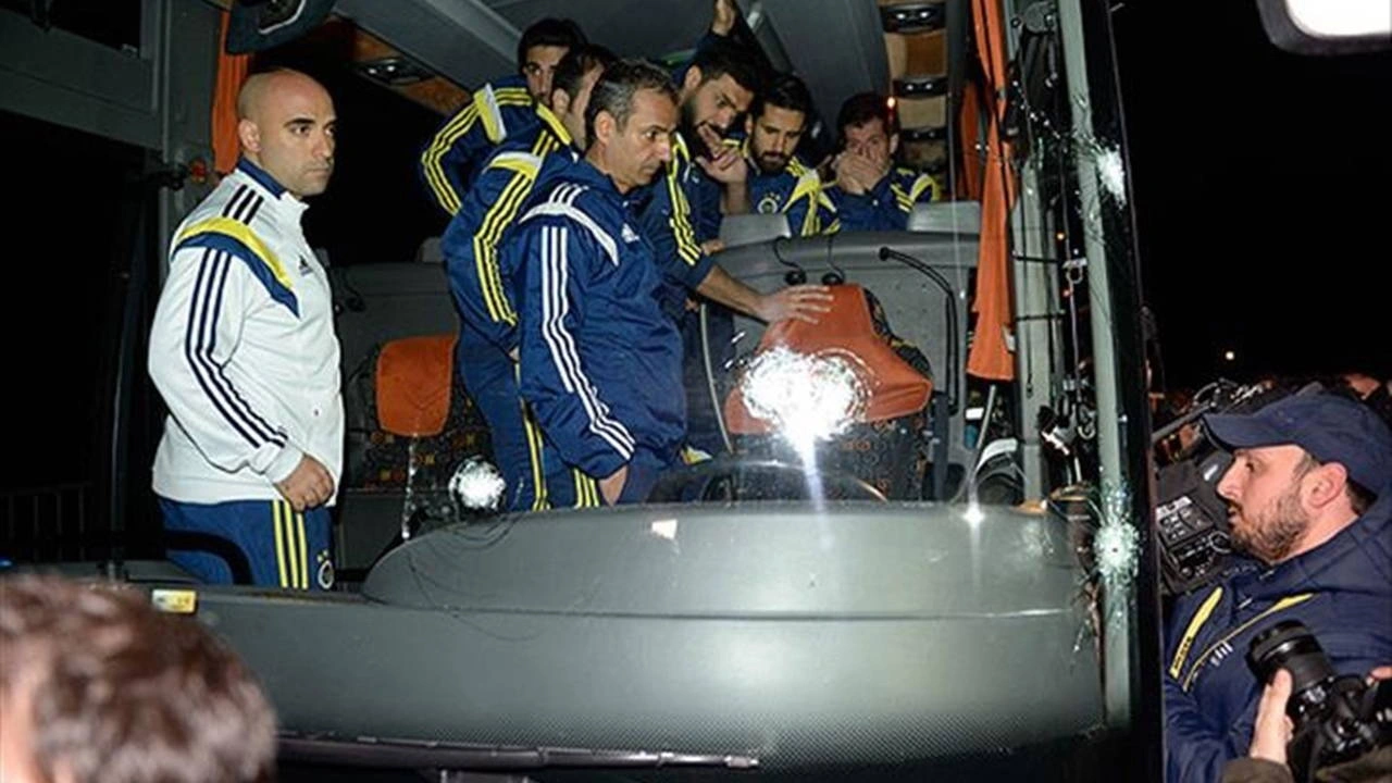 Fenerbahçe futbol takımını taşıyan otobüse 4 Nisan 2015 tarihinde Trabzon’da