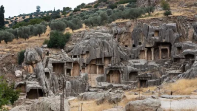 İzmir'in Kınık ilçesinde yürütülen arkeolojik araştırmalar sonucunda tarihi alanların koruma