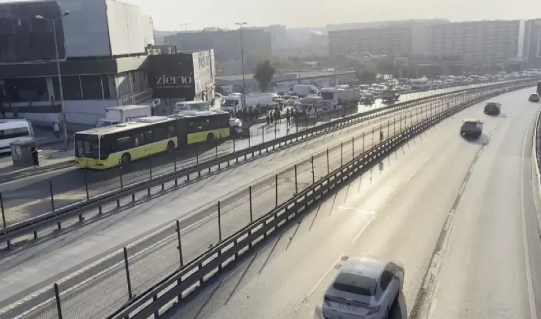İstanbul Küçükçekmece'de kontrolden çıkan bir otomobilin İETT otobüsüne arkadan çarpması