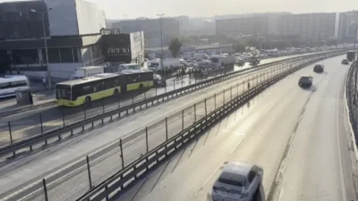 İstanbul Küçükçekmece'de kontrolden çıkan bir otomobilin İETT otobüsüne arkadan çarpması