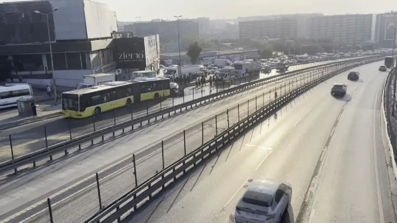 İstanbul'da feci kaza: Otomobil İETT otobüsüne çarptı 3 kişi öldü