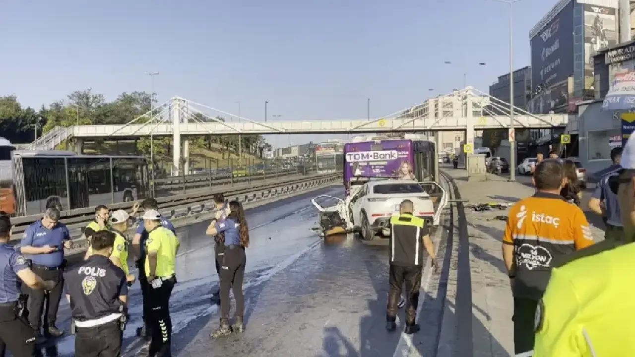 İstanbul'da feci kaza: Otomobil İETT otobüsüne çarptı 3 kişi öldü