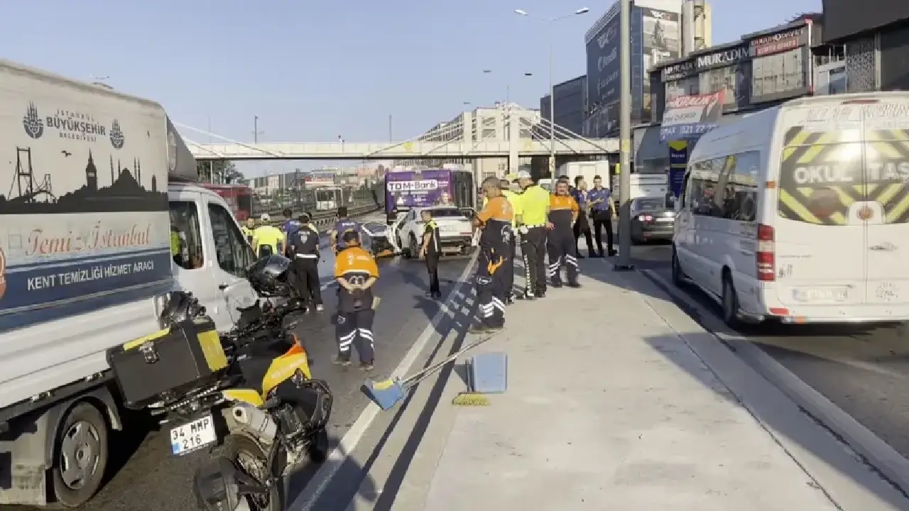 İstanbul'da feci kaza: Otomobil İETT otobüsüne çarptı 3 kişi öldü