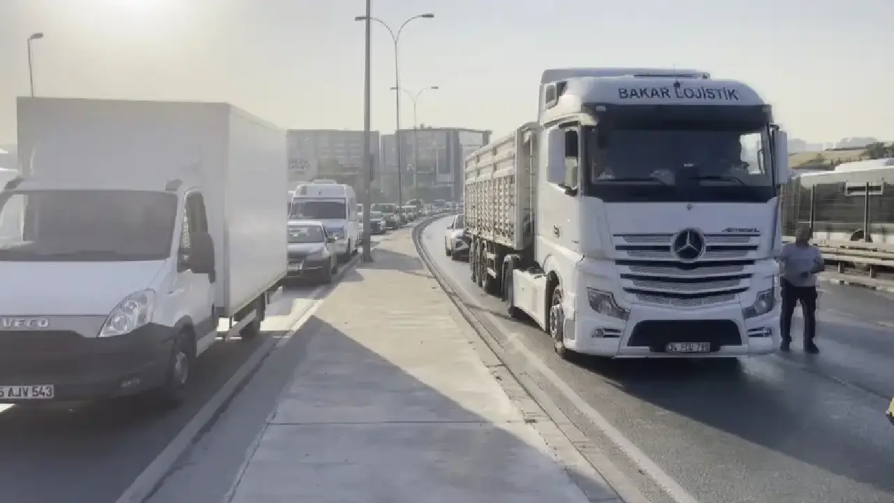 İstanbul'da feci kaza: Otomobil İETT otobüsüne çarptı 3 kişi öldü