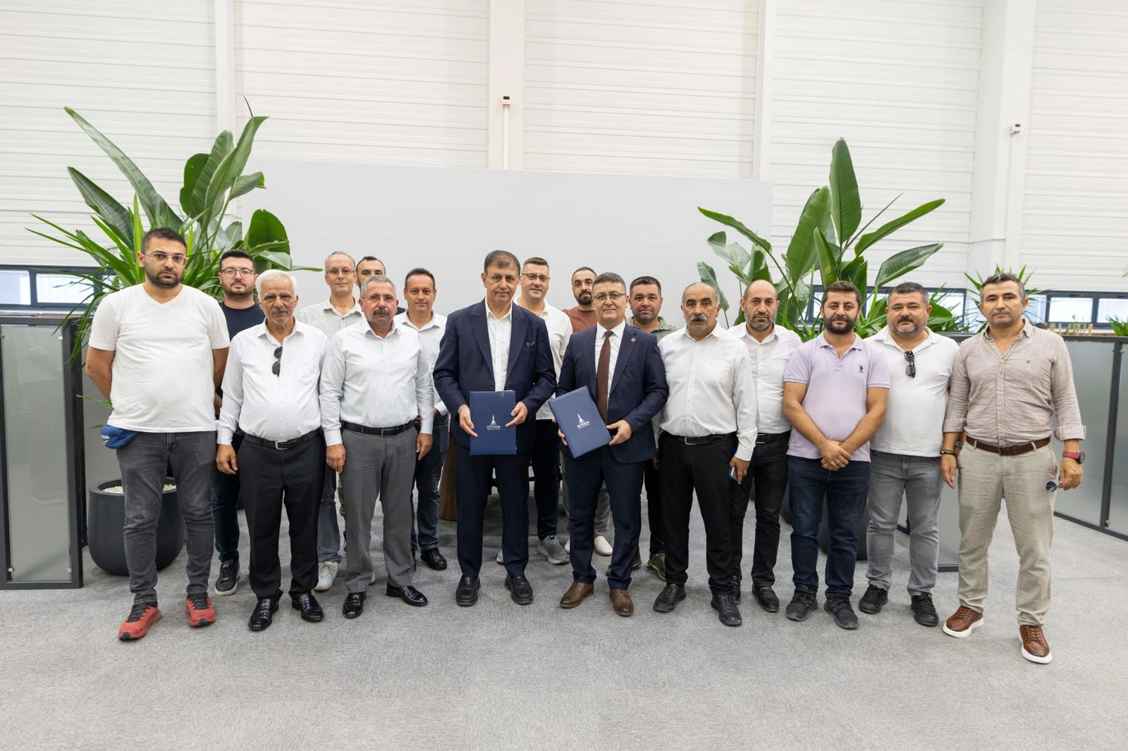 İZBETON’da imzalar atıldı! Başkan Tugay’dan masada sürpriz iyileştirme!