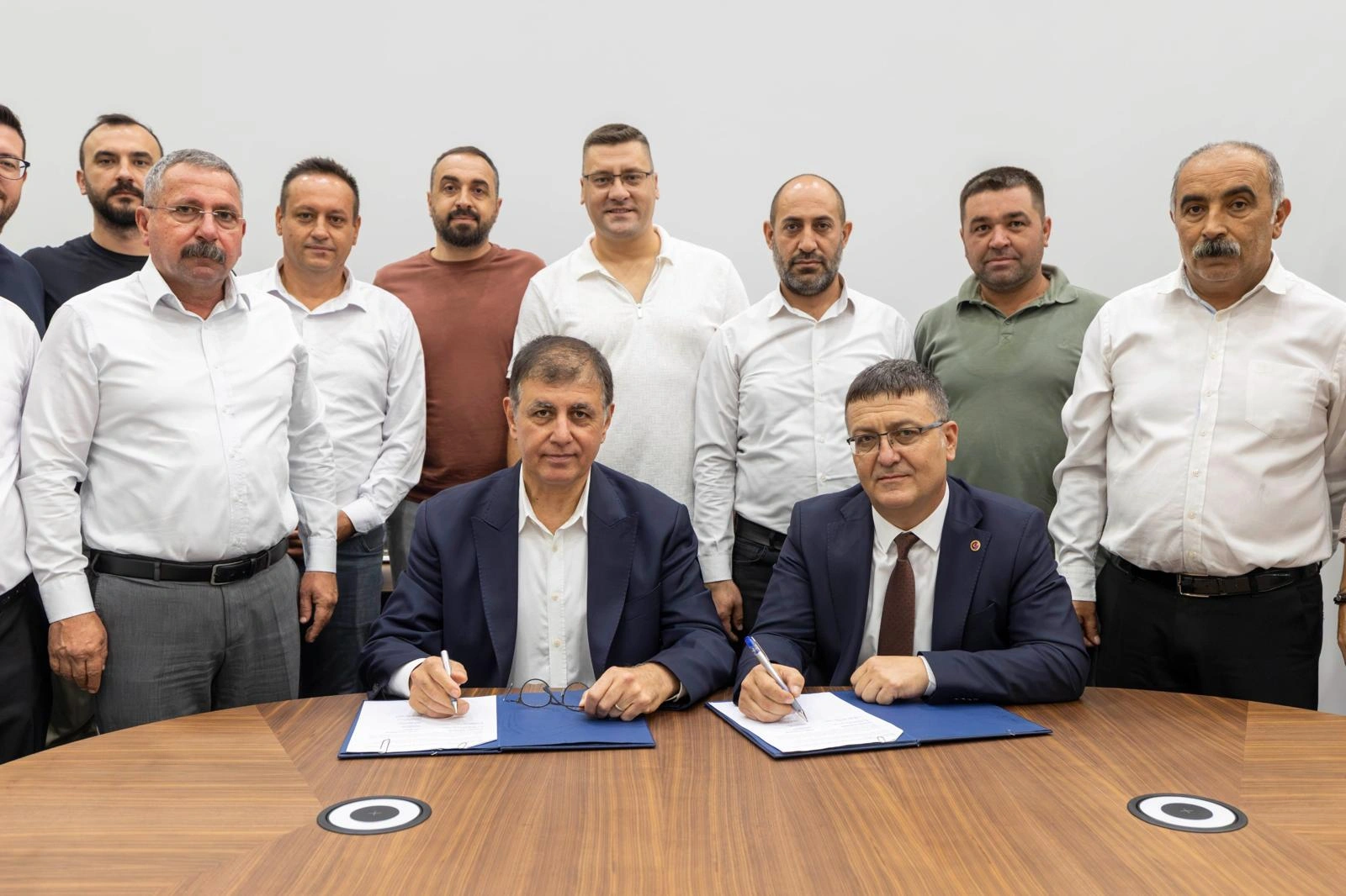 İZBETON’da imzalar atıldı! Başkan Tugay’dan masada sürpriz iyileştirme!