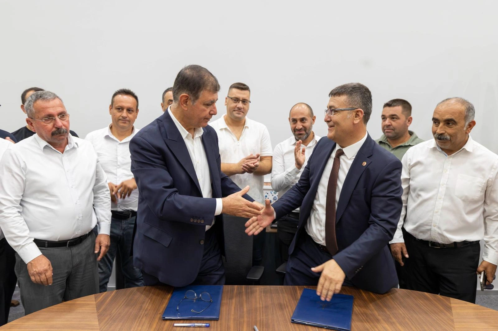 İZBETON’da imzalar atıldı! Başkan Tugay’dan masada sürpriz iyileştirme!