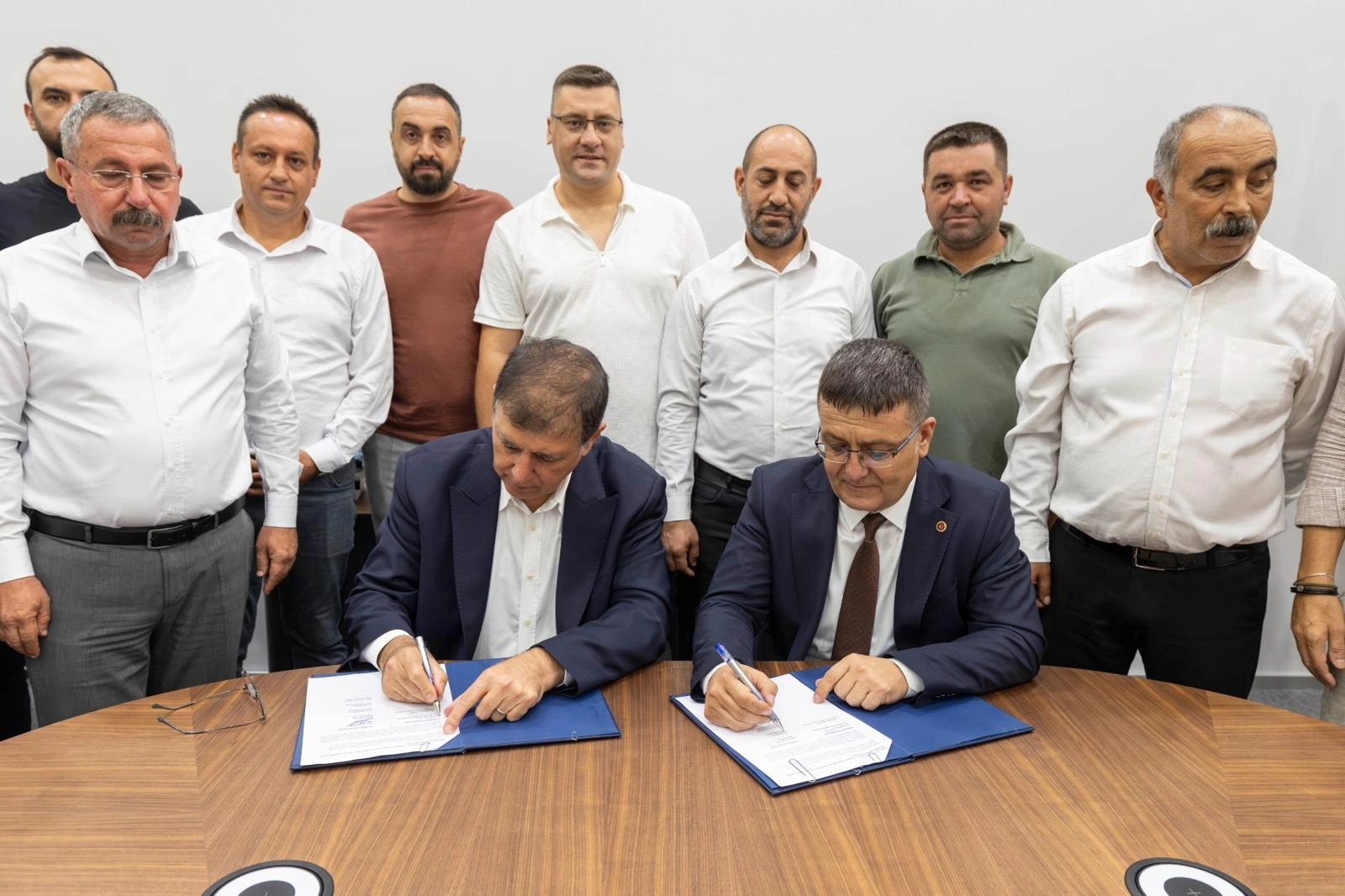 İZBETON’da imzalar atıldı! Başkan Tugay’dan masada sürpriz iyileştirme!