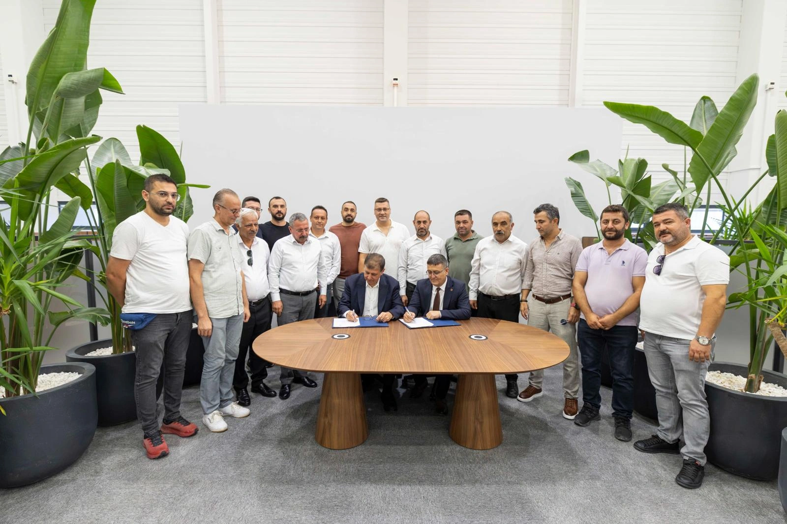İZBETON’da imzalar atıldı! Başkan Tugay’dan masada sürpriz iyileştirme!