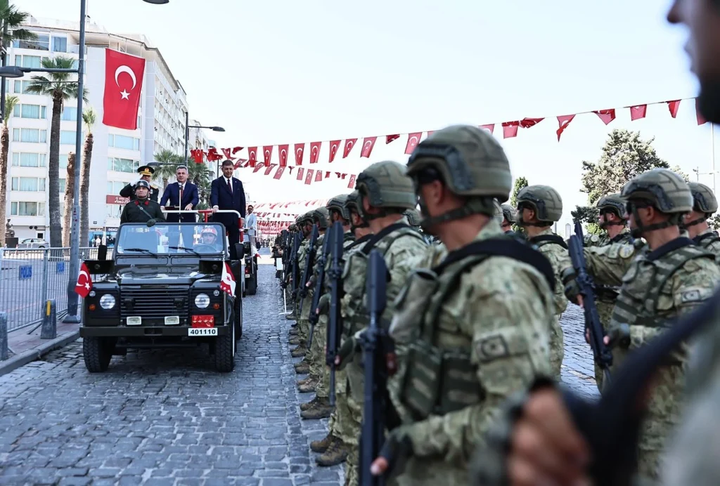 İzmir 30 Ağustos'a Hazır: geçit törenleri, askerî bandolar ve sahil güvenlik gemileri sahaya iniyor 2 İzmir 30 Ağustos'a Hazır: geçit törenleri, askerî bandolar ve sahil güvenlik gemileri sahaya iniyor