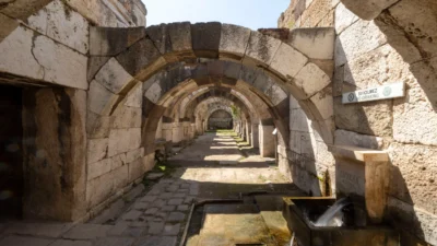 İzmir’in tarihi kent merkezinde yer alan Smyrna Agorası, geçmişin izlerini