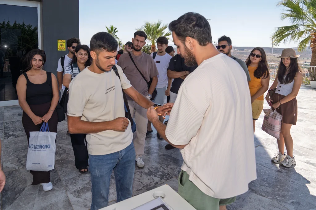 İzmirli gençler Çeşme Alaçatı'da buluştu! Büyükşehir'den dev yaz jesti
