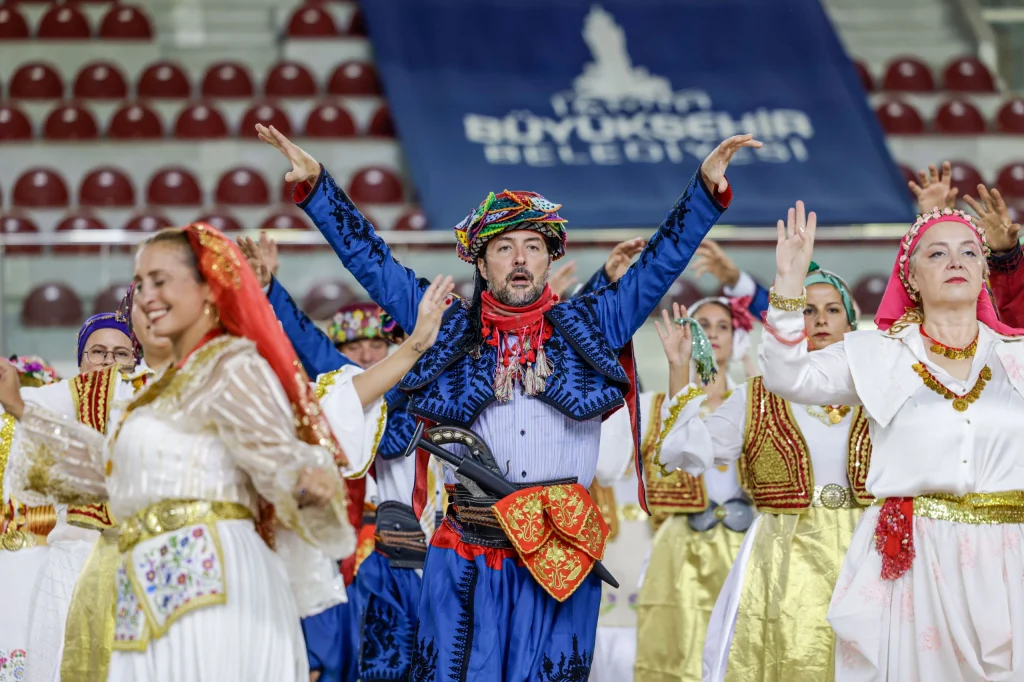 İzmir'de balkan rüzgarı esti! Damat halaylı, balkan düğünlü dev final...