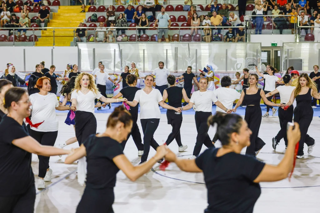 İzmir'de balkan rüzgarı esti! Damat halaylı, balkan düğünlü dev final...