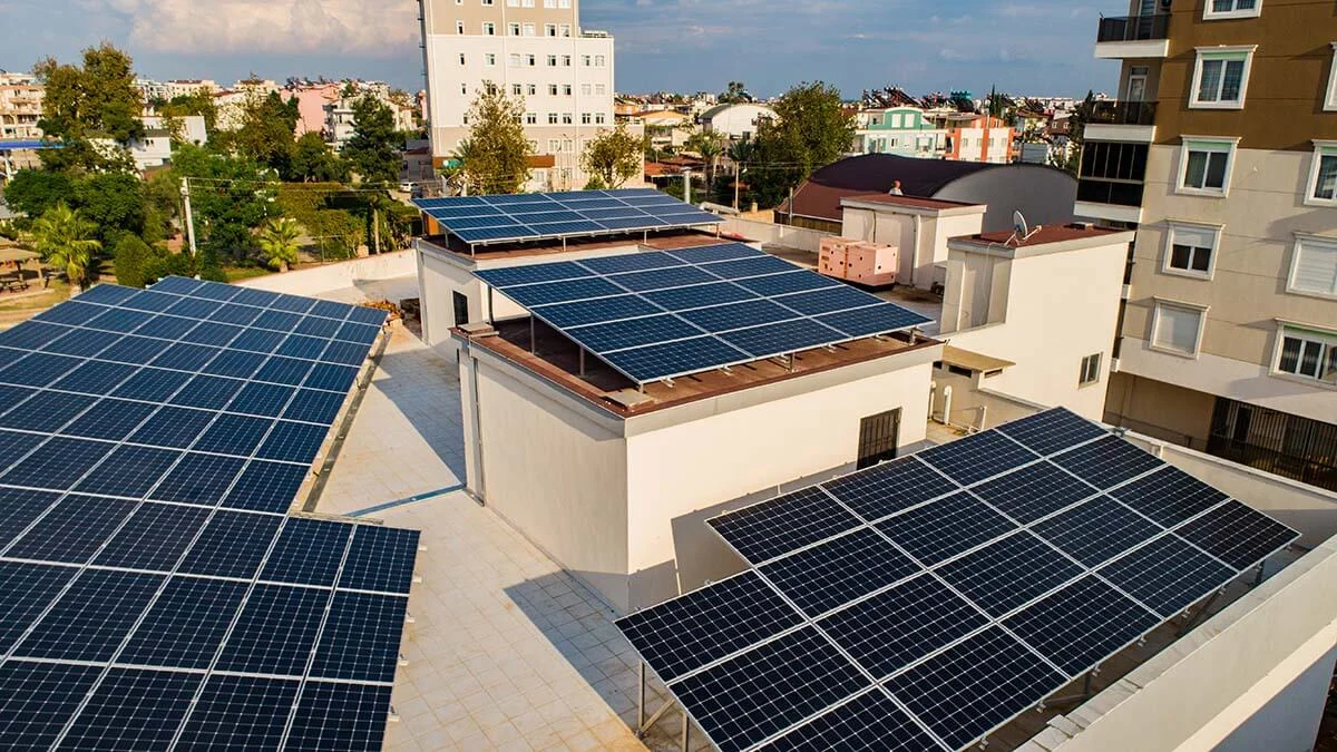 İzmir Büyükşehir Belediyesi, konutlarda güneş enerjisi kullanımının yaygınlaşmasını kolaylaştıracak önemli