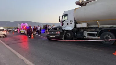 İzmir'in Bayındır ilçesinde yem tankerinin çarptığı gurbetçi çiftin bulunduğu otomobil