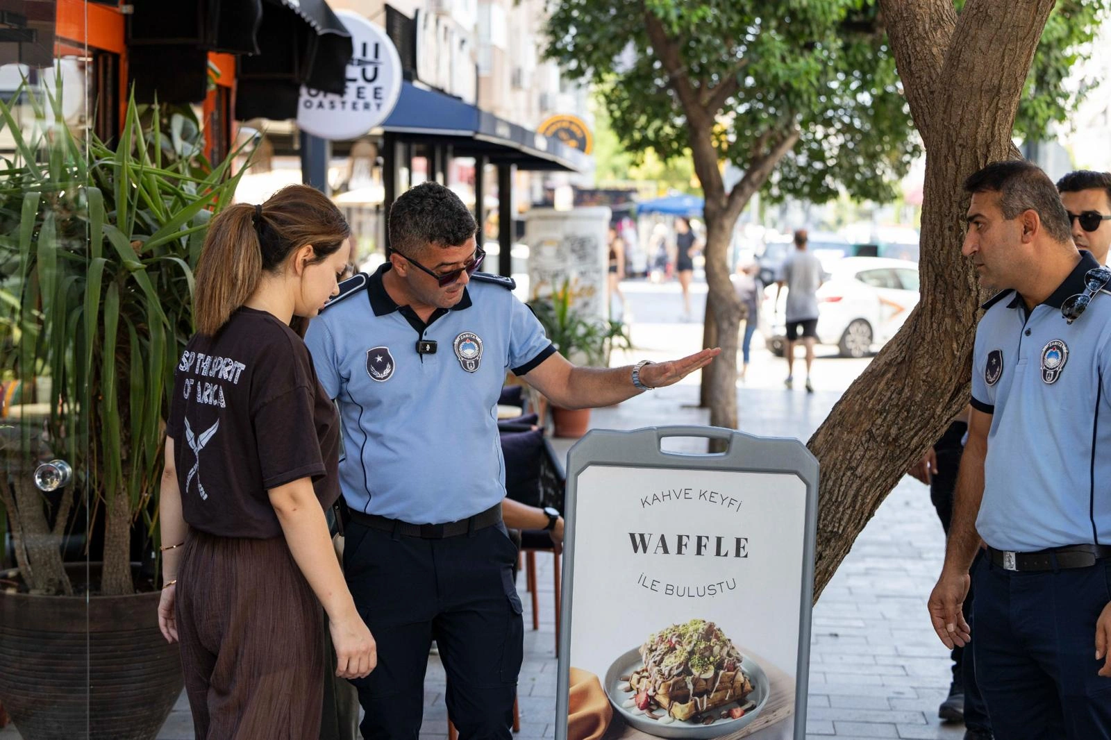 Kaldırımlar yayalarındır! İzmir'de işgale geçit yok