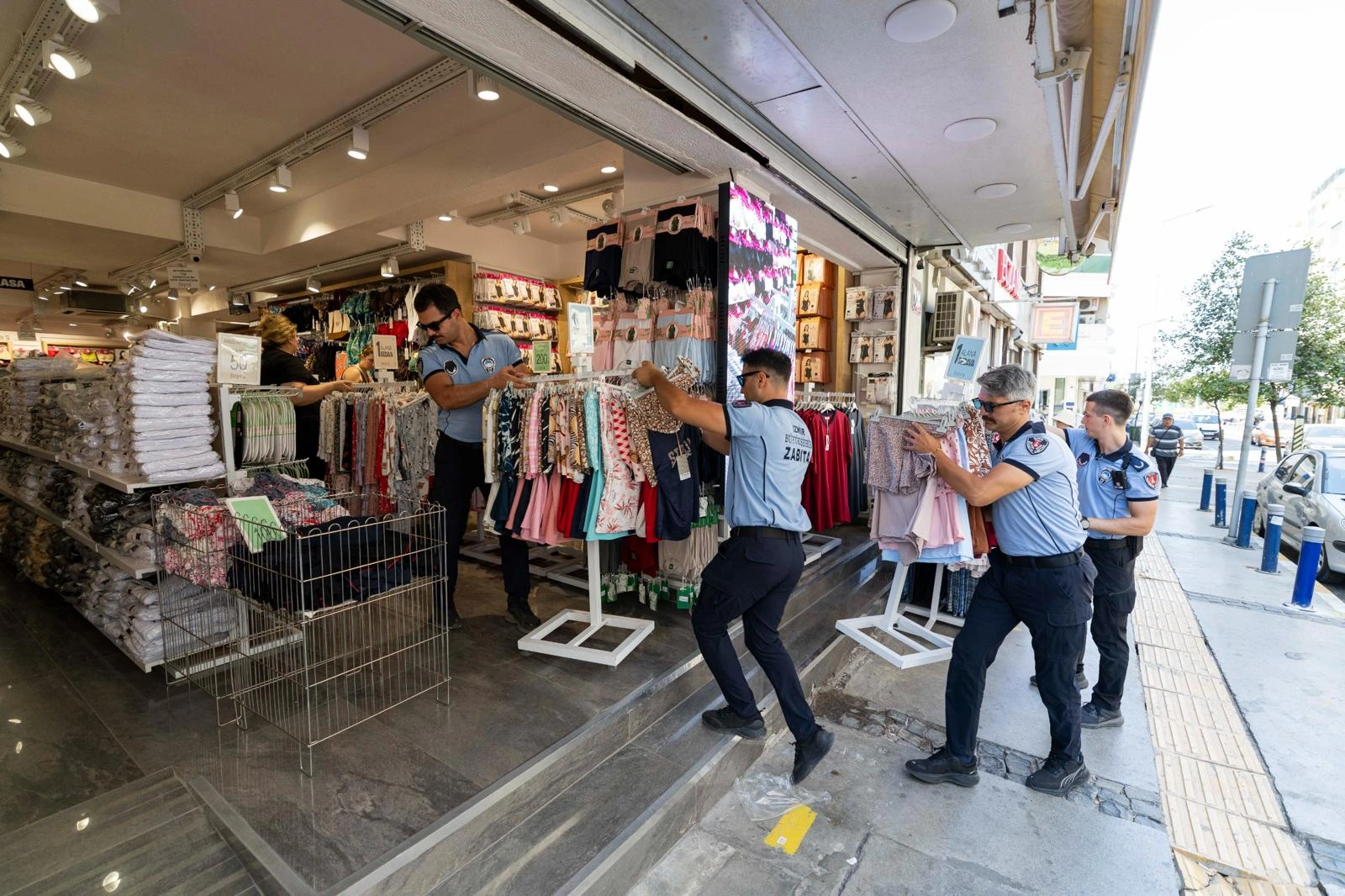 Kaldırımlar yayalarındır! İzmir'de işgale geçit yok