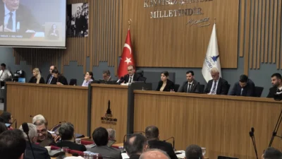 İzmir Büyükşehir Belediye Meclisi’nde dev borçlanma yetkisi komisyonlardan oy birliğiyle