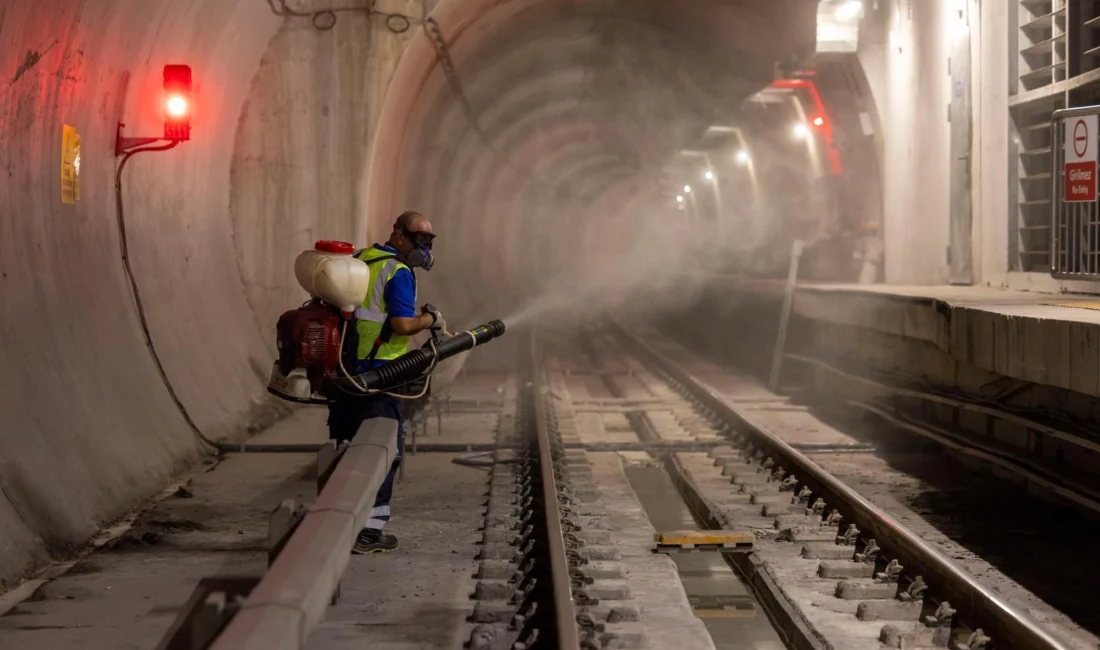 İzmir Büyükşehir Belediyesi, yolcu trafiğinin durduğu gece saatlerinde metro istasyonları,