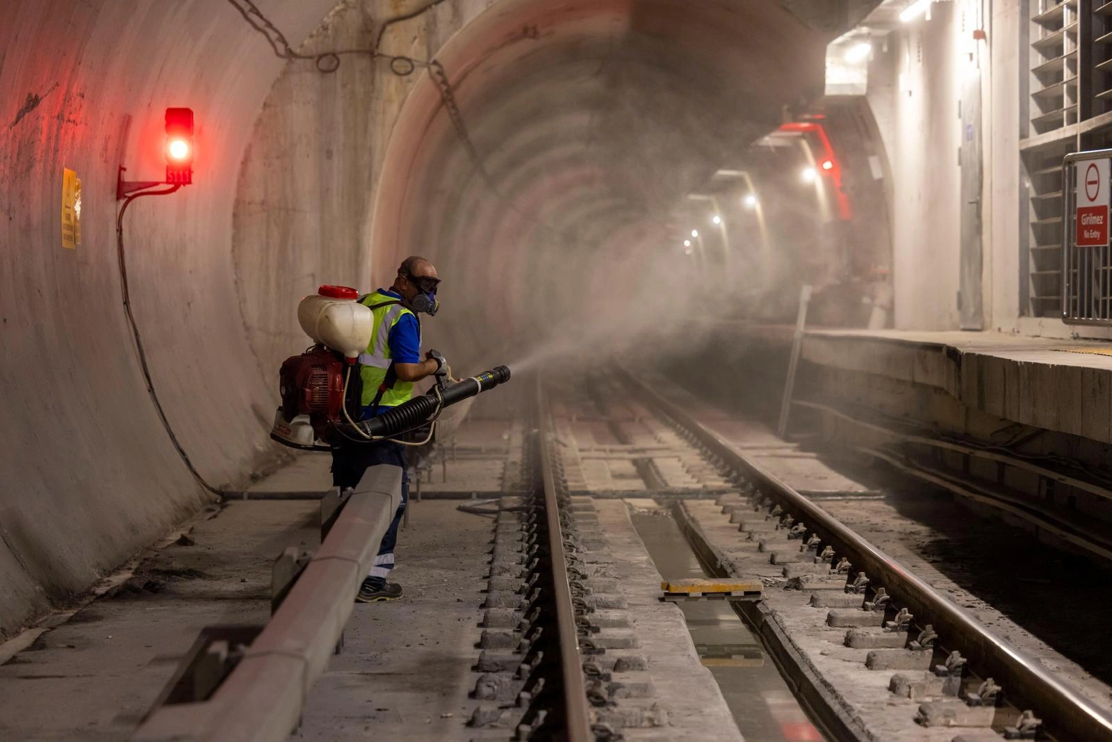 İzmir Büyükşehir Belediyesi, yolcu trafiğinin durduğu gece saatlerinde metro istasyonları,