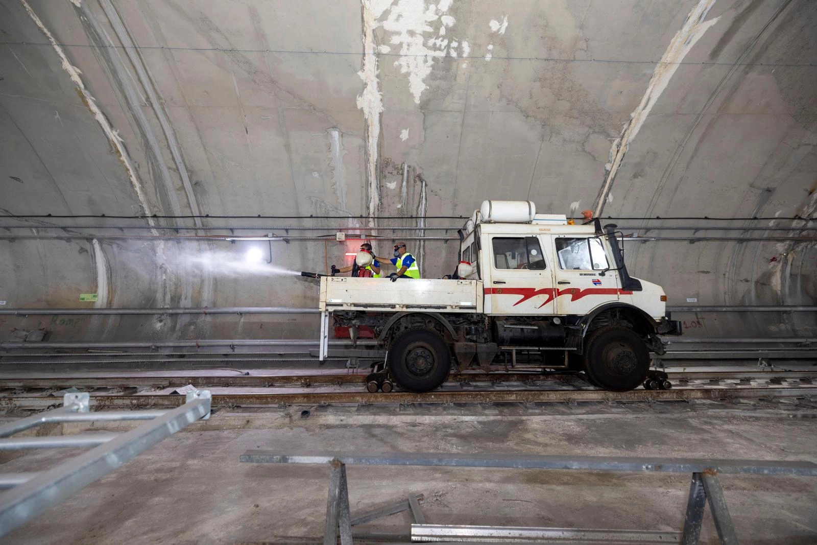Son metro gitti, yer altındaki gizli savaş başladı! Kimse fark etmiyor...