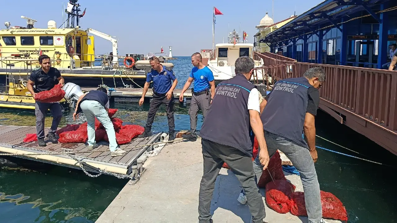 İzmir’in Balçova ilçesinde gerçekleştirilen deniz denetiminde, yasa dışı yollarla çıkarılan