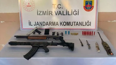 İzmir’in Ödemiş ilçesinde ruhsatsız silah bulundurulduğu tespit edilen adrese jandarma