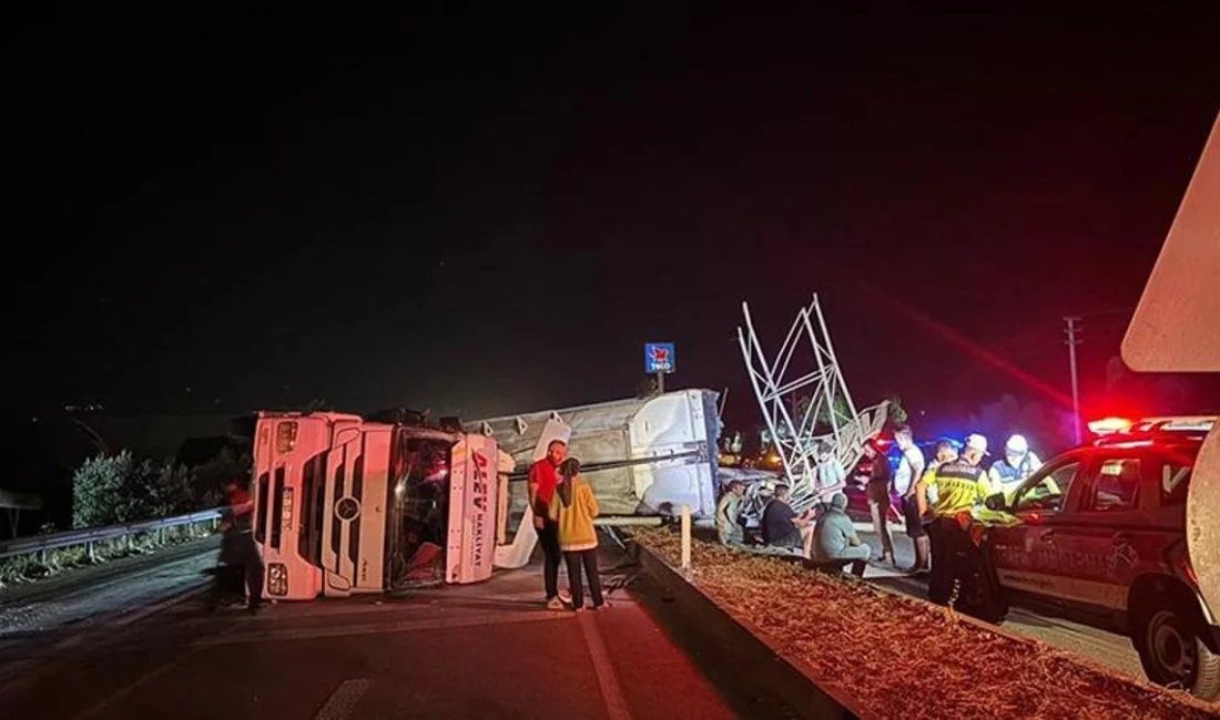 İzmir'in Bayındır ilçesinde sürücüsünün damperini açık unuttuğu TIR, yol üzerindeki