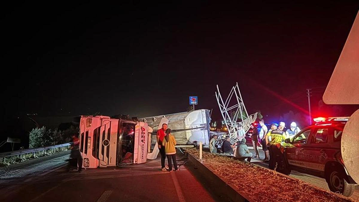 İzmir’de feci kaza: Açık kalan damper tabelaya çaptı, TIR devrildi