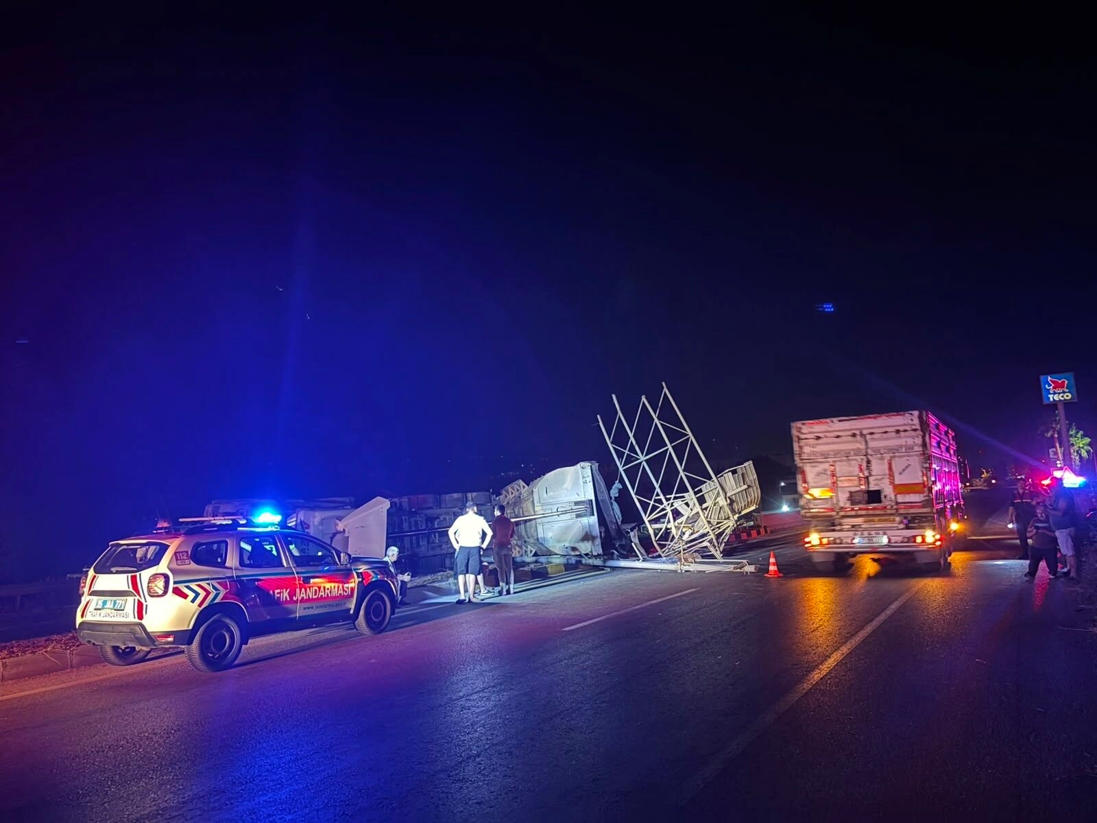 İzmir’de feci kaza: Açık kalan damper tabelaya çaptı, TIR devrildi