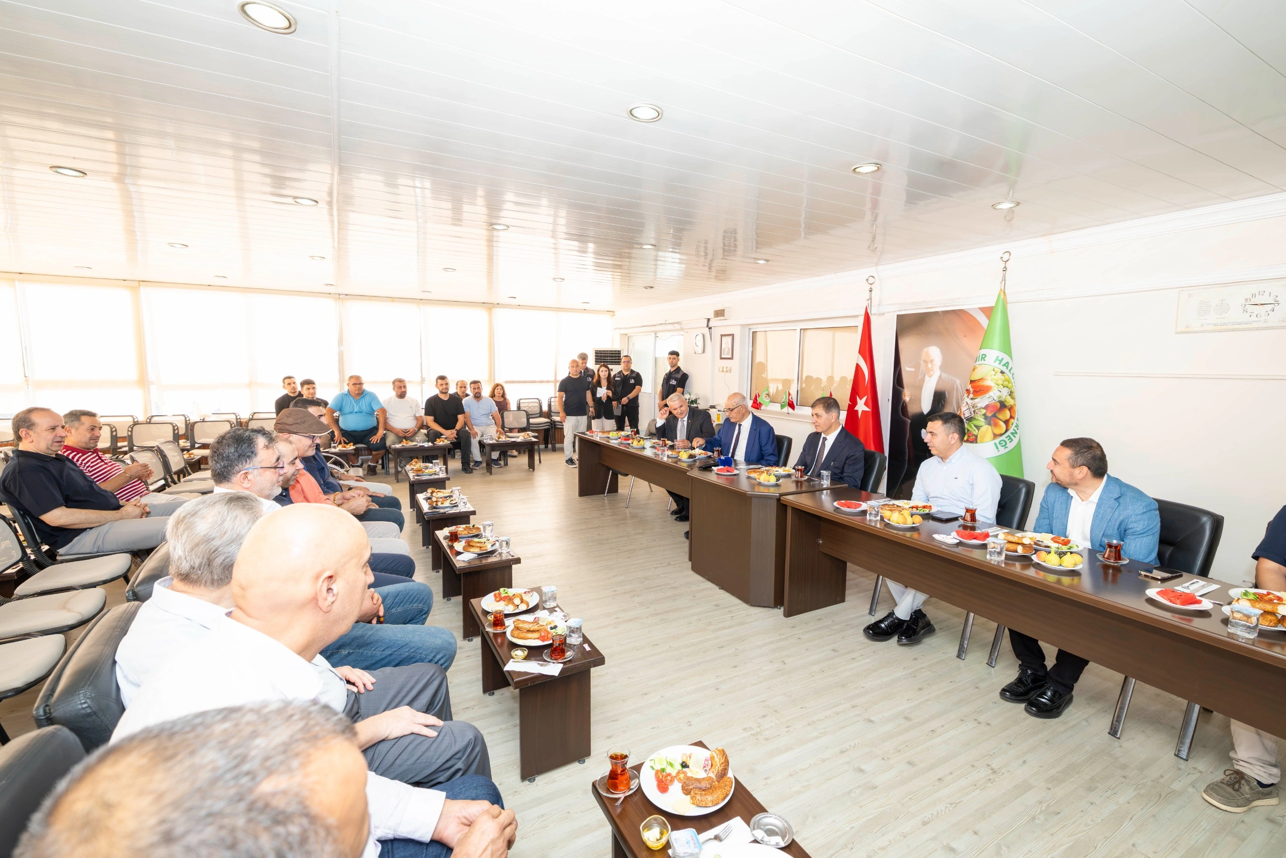 Başkan Tugay İzmir’in hal esnafıyla buluştu: “Herkes hak ettiği kazanca sahip olmalı”