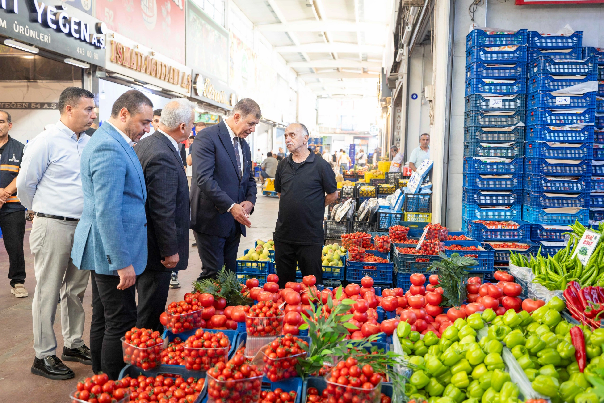 Başkan Tugay İzmir’in hal esnafıyla buluştu: “Herkes hak ettiği kazanca sahip olmalı”