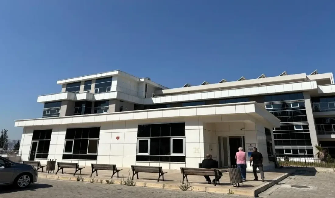 İzmir'in Gaziemir ilçesinde, uyuşturucu bağımlısı olduğu iddia edilen 21 yaşındaki