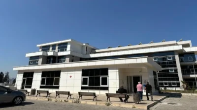 İzmir'in Gaziemir ilçesinde, uyuşturucu bağımlısı olduğu iddia edilen 21 yaşındaki